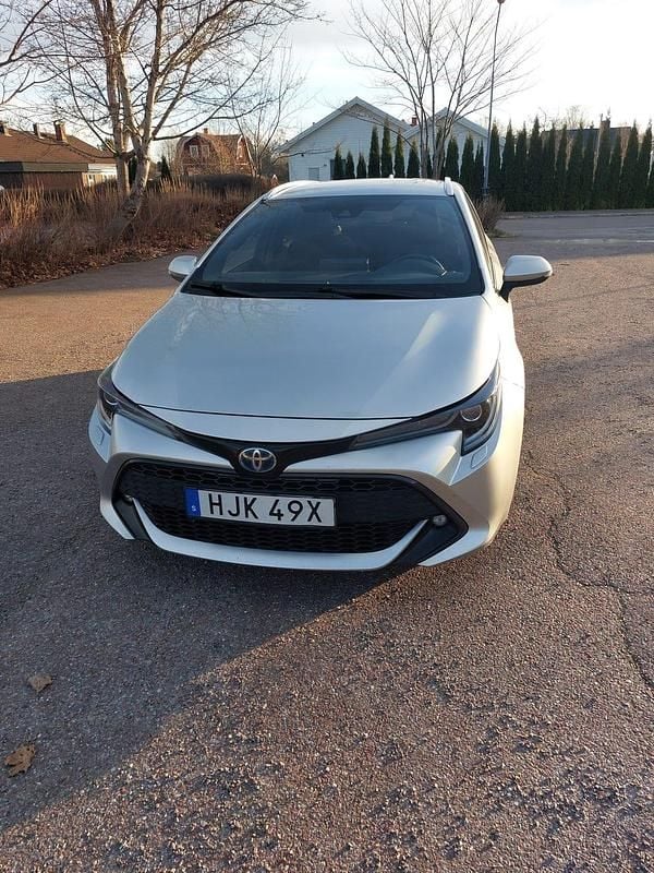 Begagnad Toyota Corolla Style 122 HK (89 kW) 2019 Precious silver. Kombi
