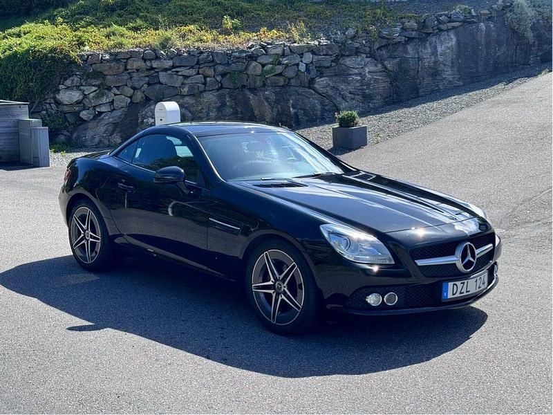 Svart Begagnad 2011 Mercedes SLK200 Cab | 177 000 kr (Marknadspris) - Bild 1/4