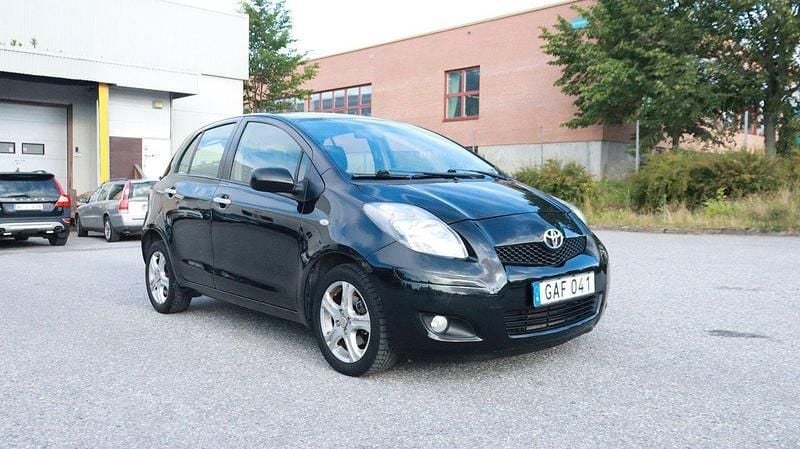 Svart Begagnad 2010 Toyota Yaris Halvkombi | 59 700 kr (Marknadspris) - Bild 1/4