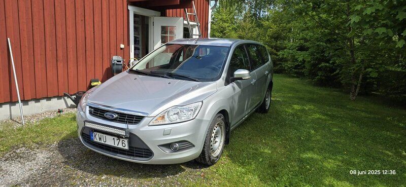 Grå Begagnad 2011 Ford Focus Platinum Kombi | 25 000 kr (Superpris) - Bild 1/4