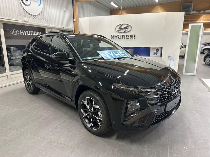 Svart Ny 2025 Hyundai Tucson SUV | 459 900 kr (Marknadspris) - Bild 1/4