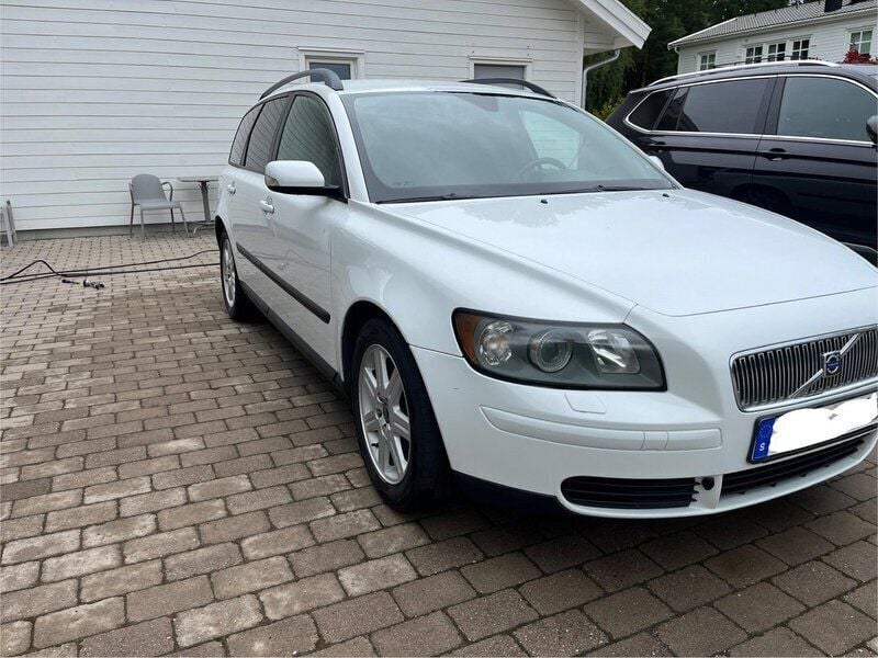 Vit Begagnad 2006 Volvo V50 Kombi | 32 000 kr (Marknadspris) - Bild 1/4