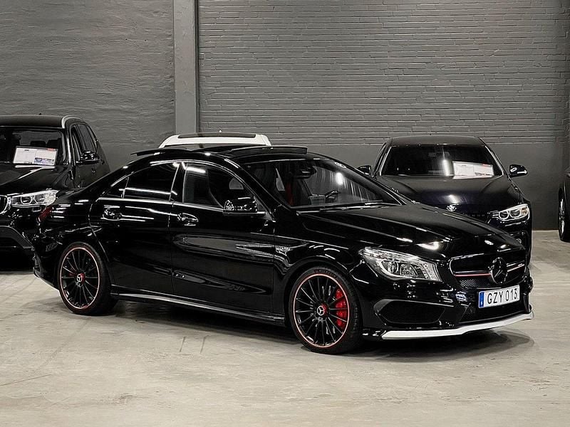 Svart (svart metallic) Begagnad 2015 Mercedes CLA45 AMG AMG Sportkupé | 339 900 kr (Marknadspris) - Bild 1/4