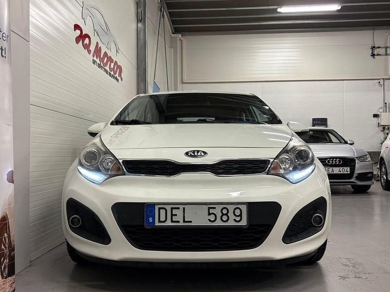 Begagnad Kia Rio 84 HK (61 kW) 2013 Vit Halvkombi