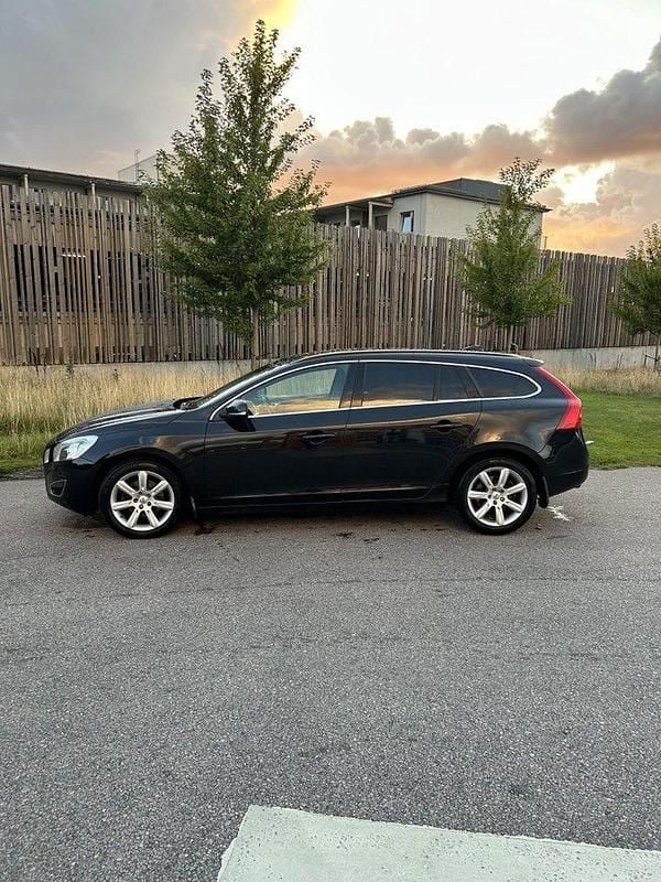 Svart Begagnad 2011 Volvo V60 Momentum Kombi | 80 000 kr (Marknadspris) - Bild 1/4