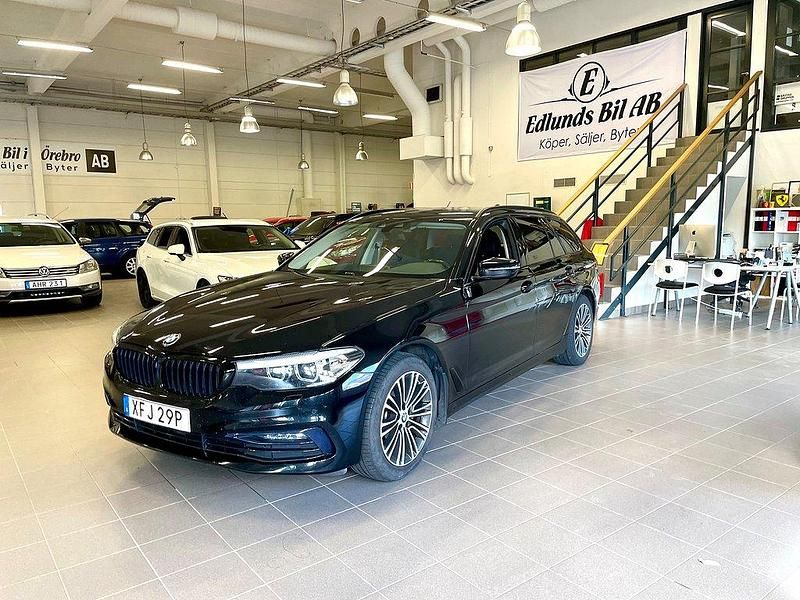 Svart Begagnad 2019 BMW 520 Sport Line Kombi | 278 900 kr (Marknadspris) - Bild 1/4