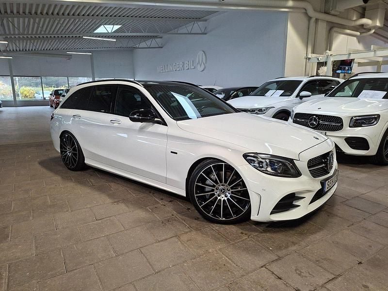 Vit (polar white) Begagnad 2019 Mercedes C300e AMG Line Premium Plus Kombi | 318 000 kr (Dyr) - Bild 1/4