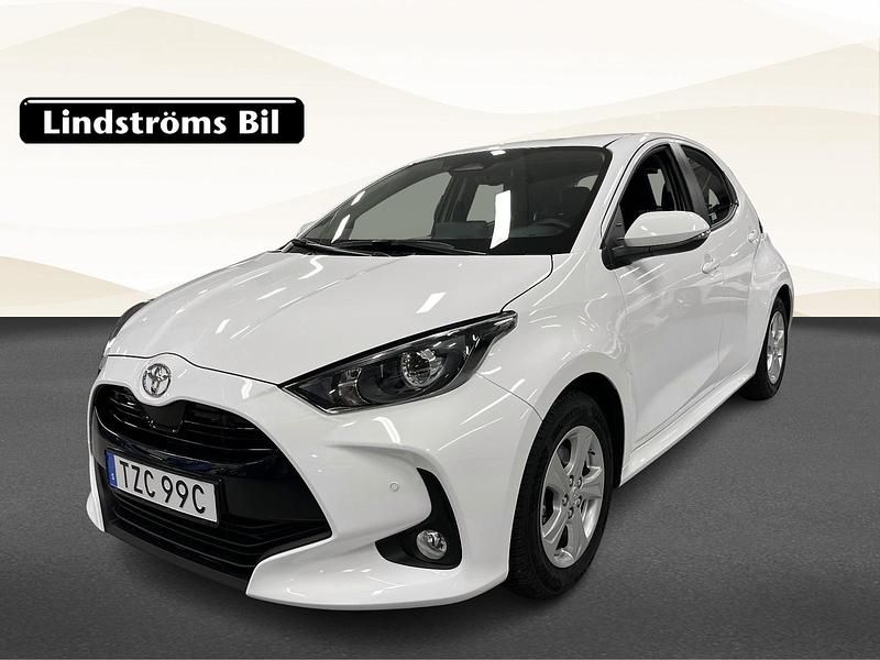 Vit Begagnad 2024 Toyota Yaris Hybrid Active Halvkombi | 259 000 kr (Marknadspris) - Bild 1/3