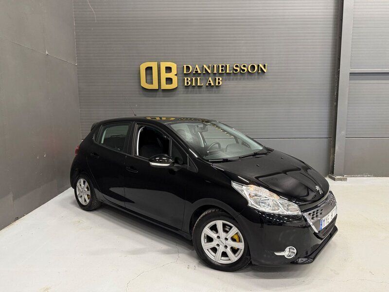 Svart Begagnad 2012 Peugeot 208 Halvkombi | 79 800 kr (Marknadspris) - Bild 1/4