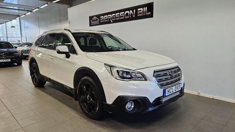 Vit Begagnad 2015 Subaru Outback SUV | 139 900 kr (Marknadspris) - Bild 1/4