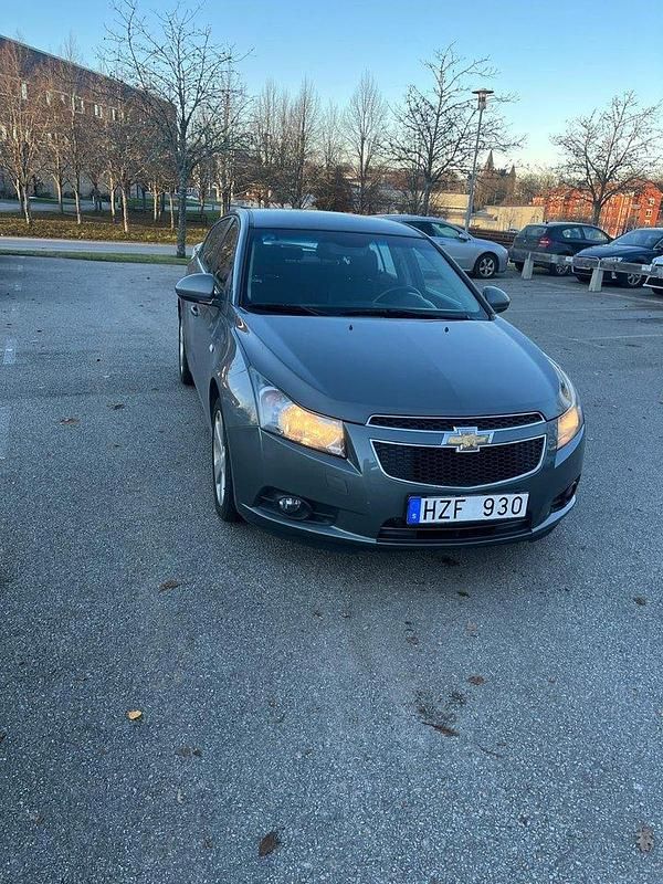 Grå Begagnad 2012 Chevrolet Cruze Halvkombi | 45 000 kr (Marknadspris) - Bild 1/4