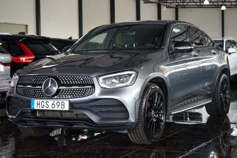 Grå Begagnad 2020 Mercedes GLC400d AMG Sportkupé | 449 500 kr (Superpris) - Bild 1/4