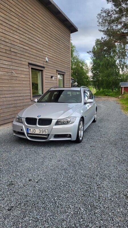 Grå Begagnad 2008 BMW 325 Comfort Edition Kombi | 70 000 kr (Bra pris) - Bild 1/4