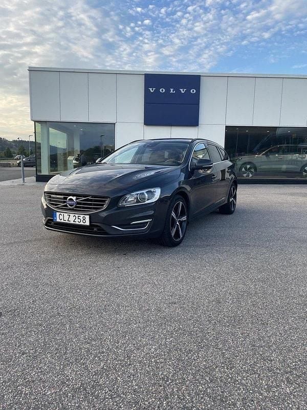 Grå Begagnad 2016 Volvo V60 Momentum Kombi | 137 500 kr (Marknadspris) - Bild 1/4