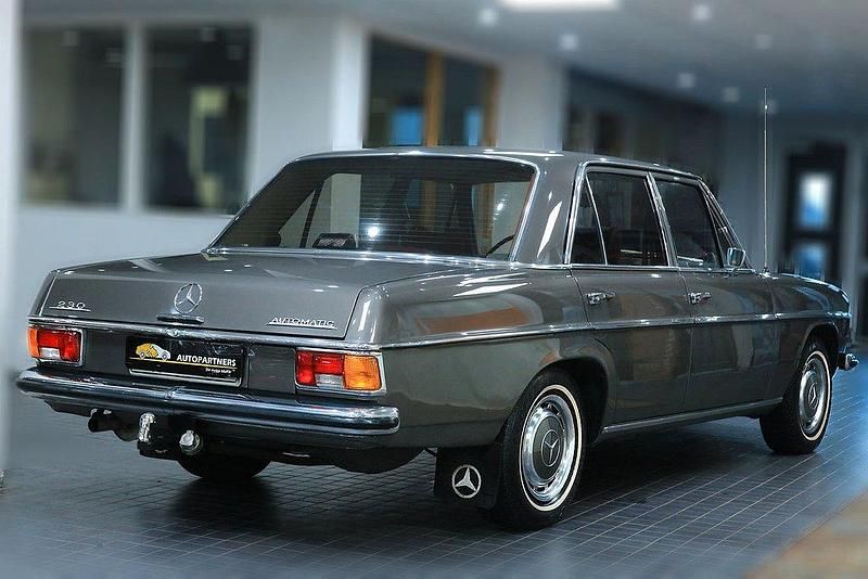 Begagnad Mercedes 230 120 HK (88 kW) 1970 Grå Sedan