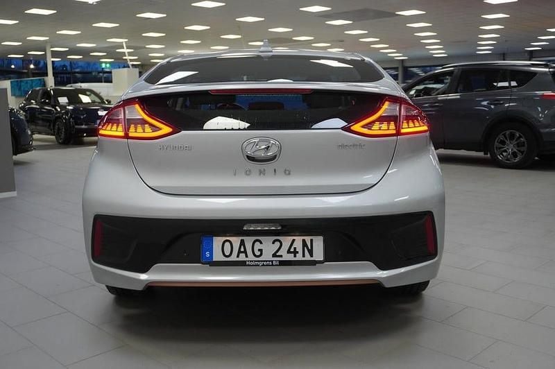Begagnad Hyundai Ioniq Premium 100 kW (136 HK) 2018 Lgrå Halvkombi