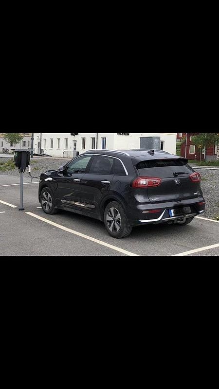 Grå Begagnad 2018 Kia Niro Advance SUV | 139 000 kr (Marknadspris) - Bild 1/4
