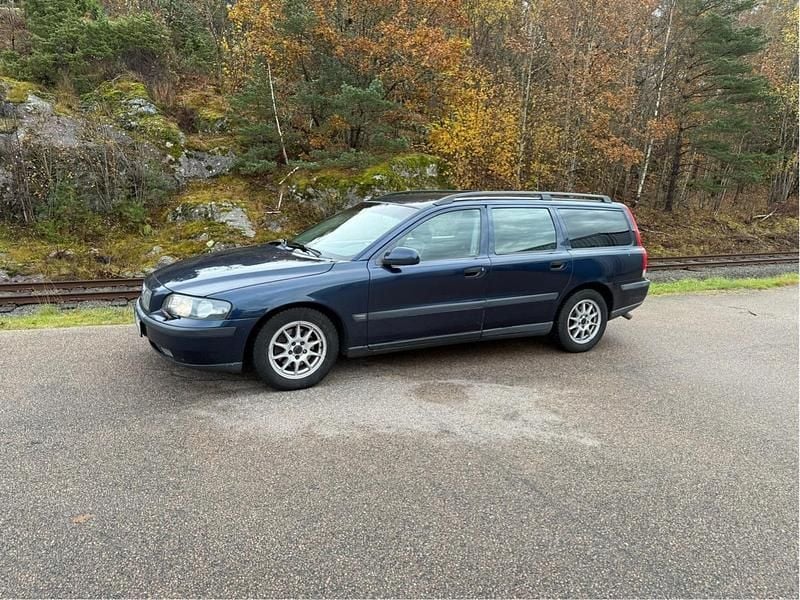 Blå Begagnad 2002 Volvo V70 Kombi | 21 000 kr (Marknadspris) - Bild 1/4