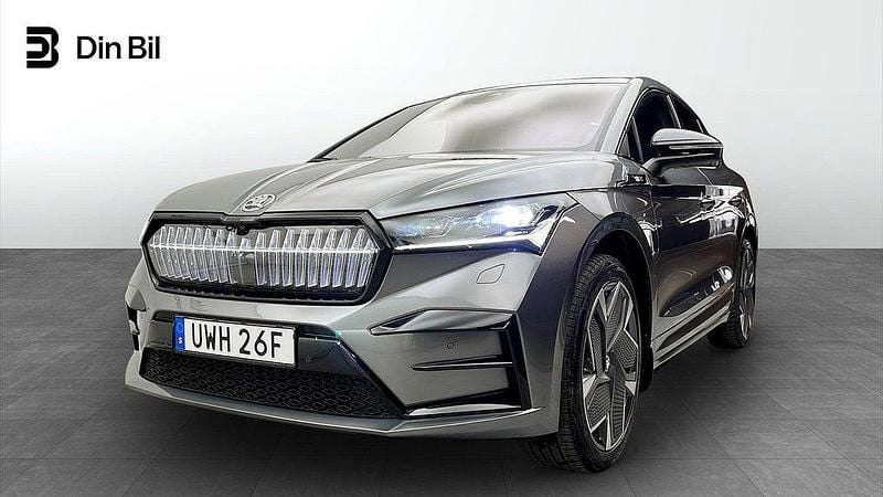 Grå Begagnad 2024 Skoda Enyaq iV RS SUV | 529 500 kr (Marknadspris) - Bild 1/4