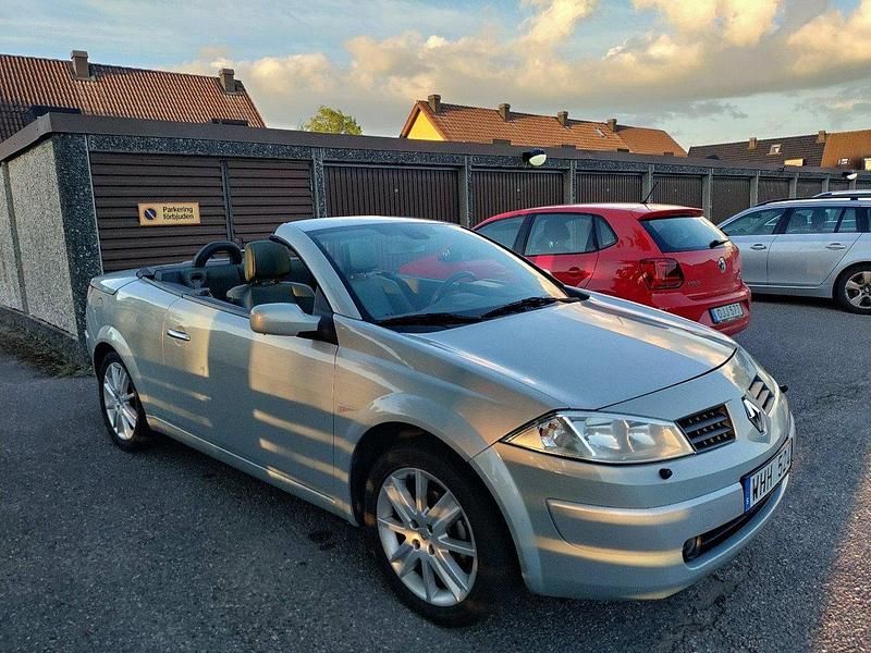 Grå Begagnad 2005 Renault Mégane Cabriolet Cab | 41 500 kr (Marknadspris) - Bild 1/4