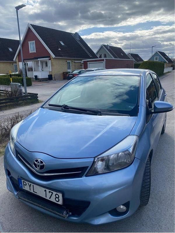 Blå Begagnad 2013 Toyota Yaris Active Halvkombi | 45 990 kr (Marknadspris) - Bild 1/4
