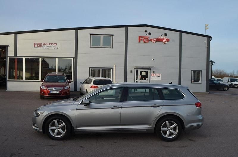 Silver Begagnad 2015 VW Passat Kombi | 124 900 kr (Lite dyr) - Bild 1/4