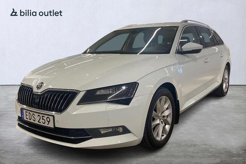 Vit Begagnad 2015 Skoda Superb Style Kombi | 159 800 kr (Marknadspris) - Bild 1/4