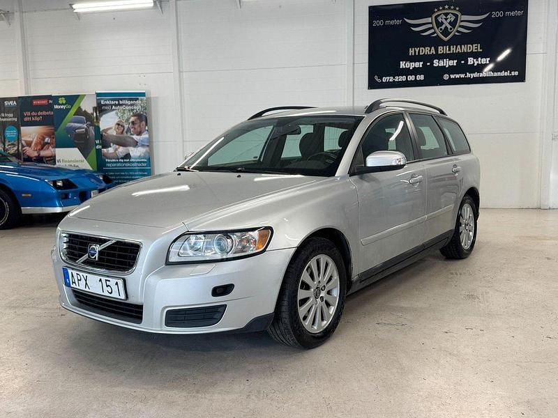 Silver Begagnad 2009 Volvo V50 Kinetic Kombi | 23 000 kr (Marknadspris) - Bild 1/4