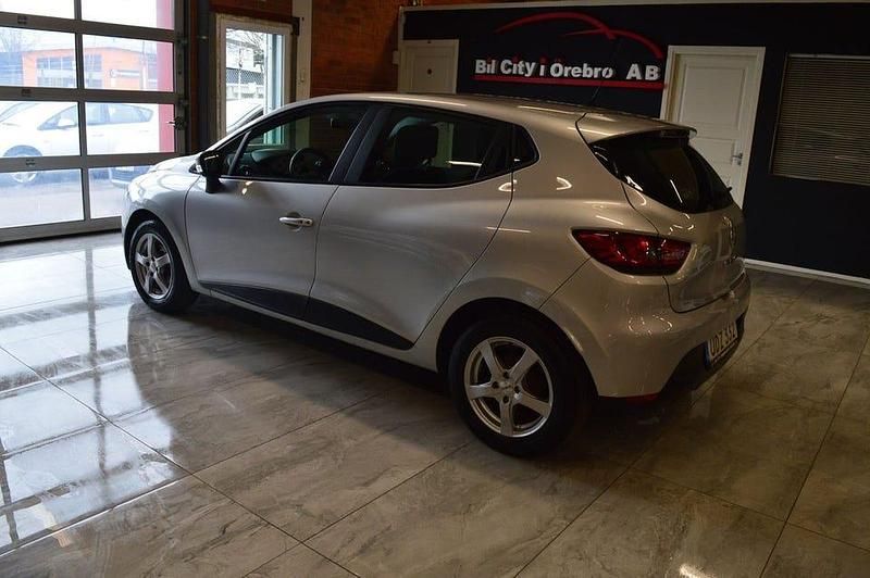 Begagnad Renault Clio IV 74 HK (54 kW) 2014 Silver Halvkombi