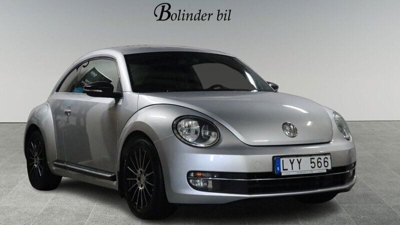 Silver Begagnad 2011 VW Beetle GT Halvkombi | 119 800 kr (Marknadspris) - Bild 1/4