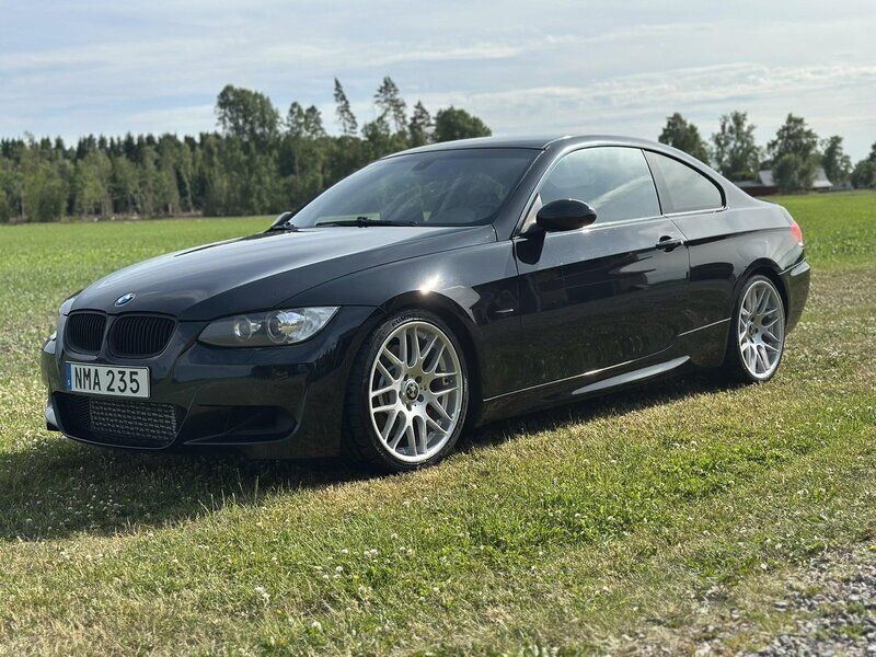 Svart Begagnad 2007 BMW 335 M Sport Sportkupé | 240 000 kr - Bild 1/4