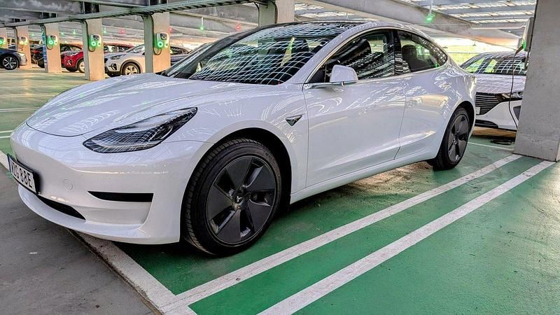 Vit Begagnad 2020 Tesla Model 3 Standard Range Plus Sedan | 246 000 kr (Marknadspris) - Bild 1/4