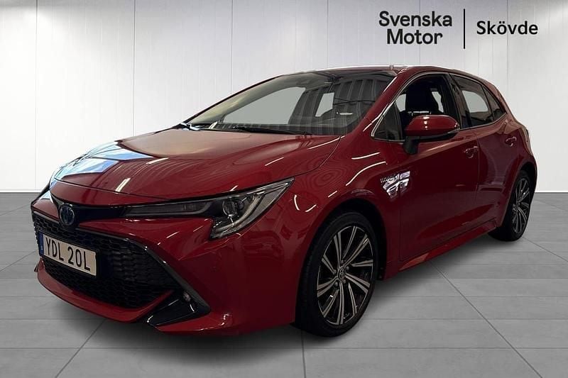 Röd Begagnad 2020 Toyota Corolla Hybrid Style Halvkombi | 187 200 kr (Bra pris) - Bild 1/4