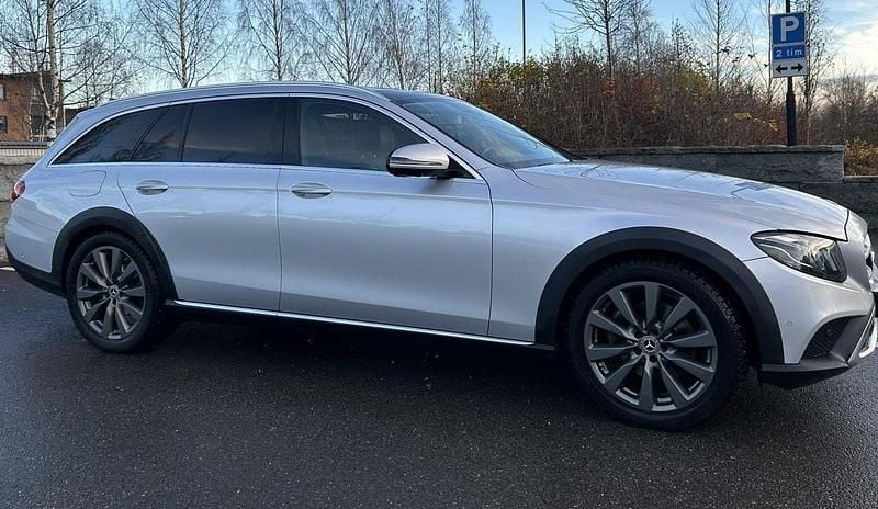 Silver Begagnad 2018 Mercedes E220 Kombi | 285 000 kr (Bra pris) - Bild 1/4