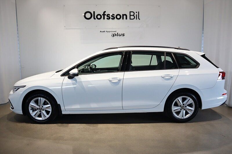 Vit Begagnad 2021 VW Golf VIII Kombi | 269 900 kr (Marknadspris) - Bild 1/4