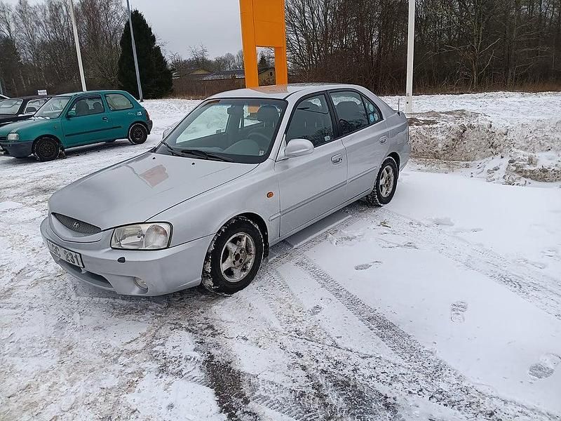 Begagnad Hyundai Accent 90 HK (66 kW) 2000 Grå Halvkombi