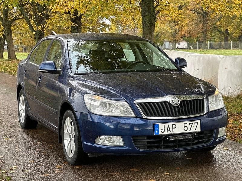 Mörkblå Begagnad 2010 Skoda Octavia Elegance Halvkombi | 64 900 kr (Marknadspris) - Bild 1/4