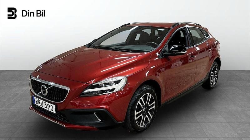 Röd Begagnad 2017 Volvo V40 Momentum Halvkombi | 169 900 kr (Marknadspris) - Bild 1/4