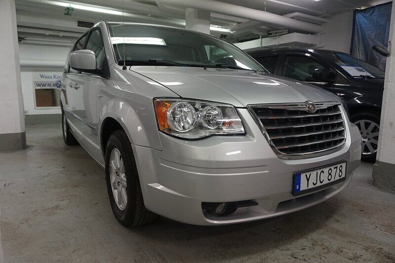 Silver Begagnad 2010 Chrysler Town & Country Minibuss | 92 000 kr - Bild 1/4