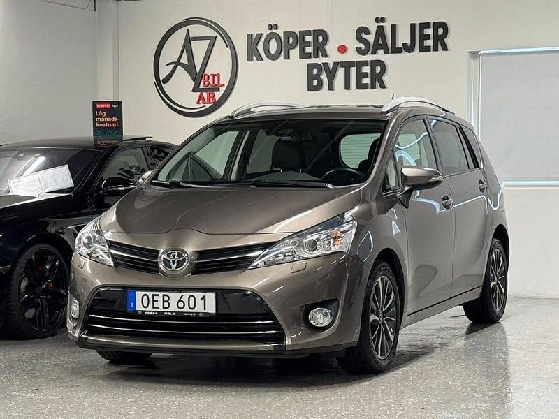 Mörkgrå Begagnad 2016 Toyota Verso Multidrive S Minibuss | 164 900 kr (Marknadspris) - Bild 1/4