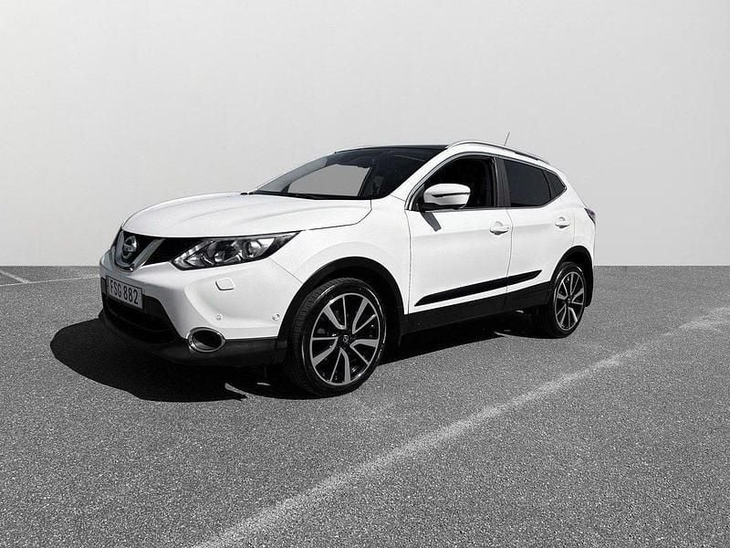 Vit Begagnad 2015 Nissan Qashqai Tekna SUV | 139 900 kr (Marknadspris) - Bild 1/4