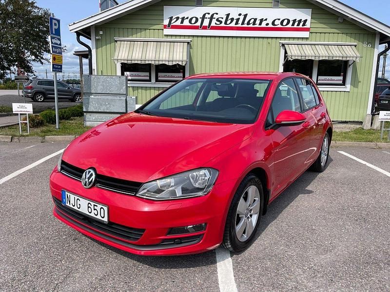Röd Begagnad 2013 VW Golf VII Halvkombi | 94 900 kr (Marknadspris) - Bild 1/4