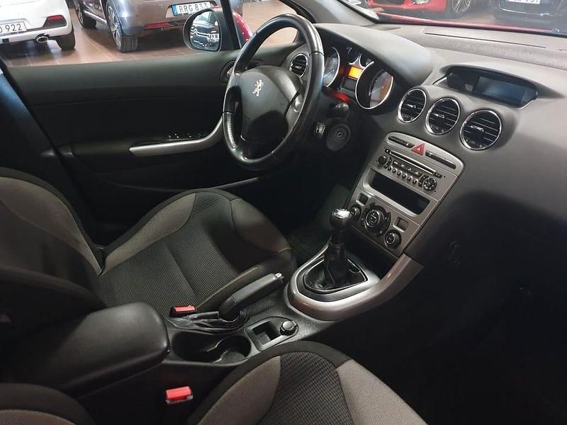 Begagnad Peugeot 308 93 HK (68 kW) 2012 Röd (rödmetallic) Halvkombi