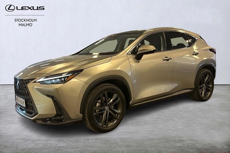 Ljusgrå Begagnad 2025 Lexus NX450h+ Executive Line SUV | 669 000 kr (Marknadspris) - Bild 1/4