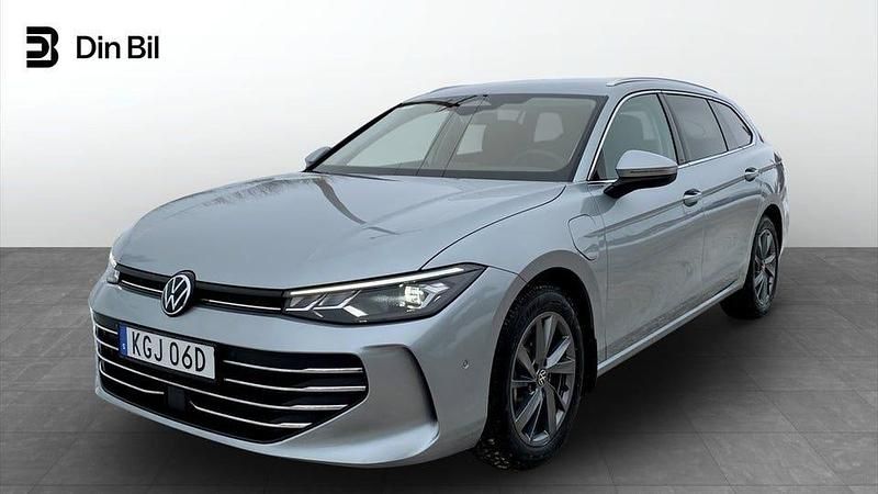 Silver Begagnad 2024 VW Passat Business Kombi | 459 000 kr (Marknadspris) - Bild 1/4