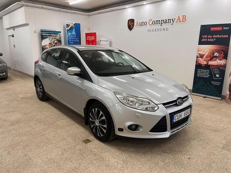 Grå Begagnad 2011 Ford Focus Halvkombi | 94 900 kr (Dyr) - Bild 1/4