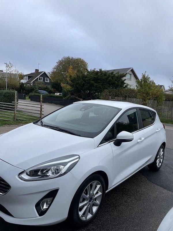 Vit Begagnad 2018 Ford Fiesta Titanium Halvkombi | 130 000 kr (Marknadspris) - Bild 1/4