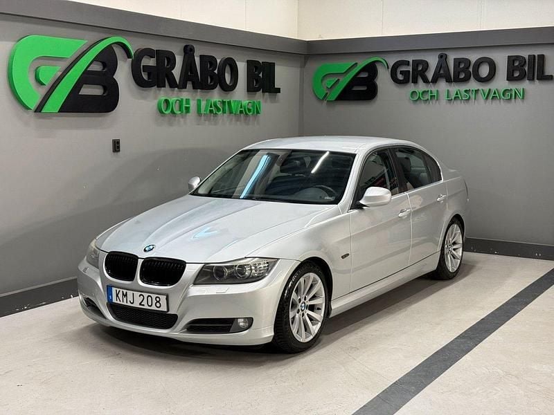 Ljusgrå (grå) Begagnad 2009 BMW 325 Comfort Edition Sedan | 99 900 kr (Lite dyr) - Bild 1/4