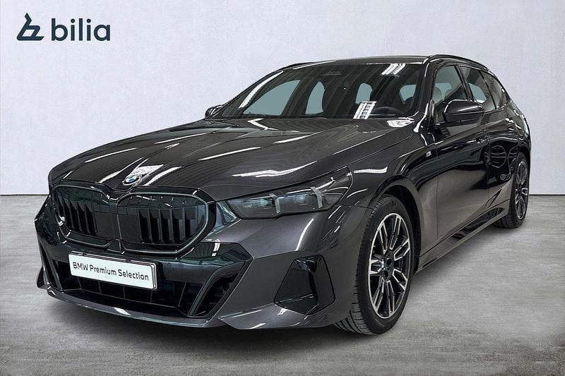 Grå Begagnad 2024 BMW 520 M Sport Kombi | 599 900 kr (Marknadspris) - Bild 1/4