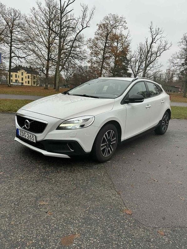 Vit Begagnad 2018 Volvo V40 CC Kombi | 170 000 kr (Marknadspris) - Bild 1/4